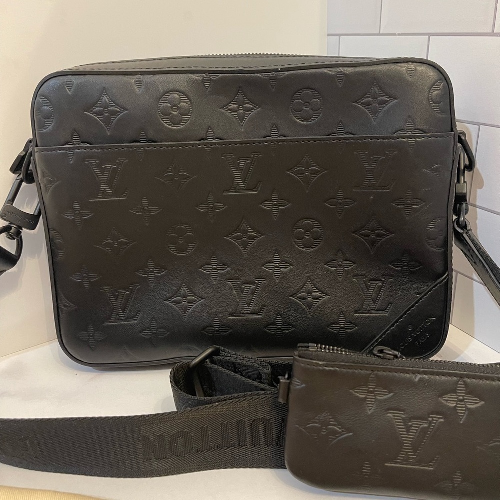 New. Never used Louis Vuitton Messenger Bag